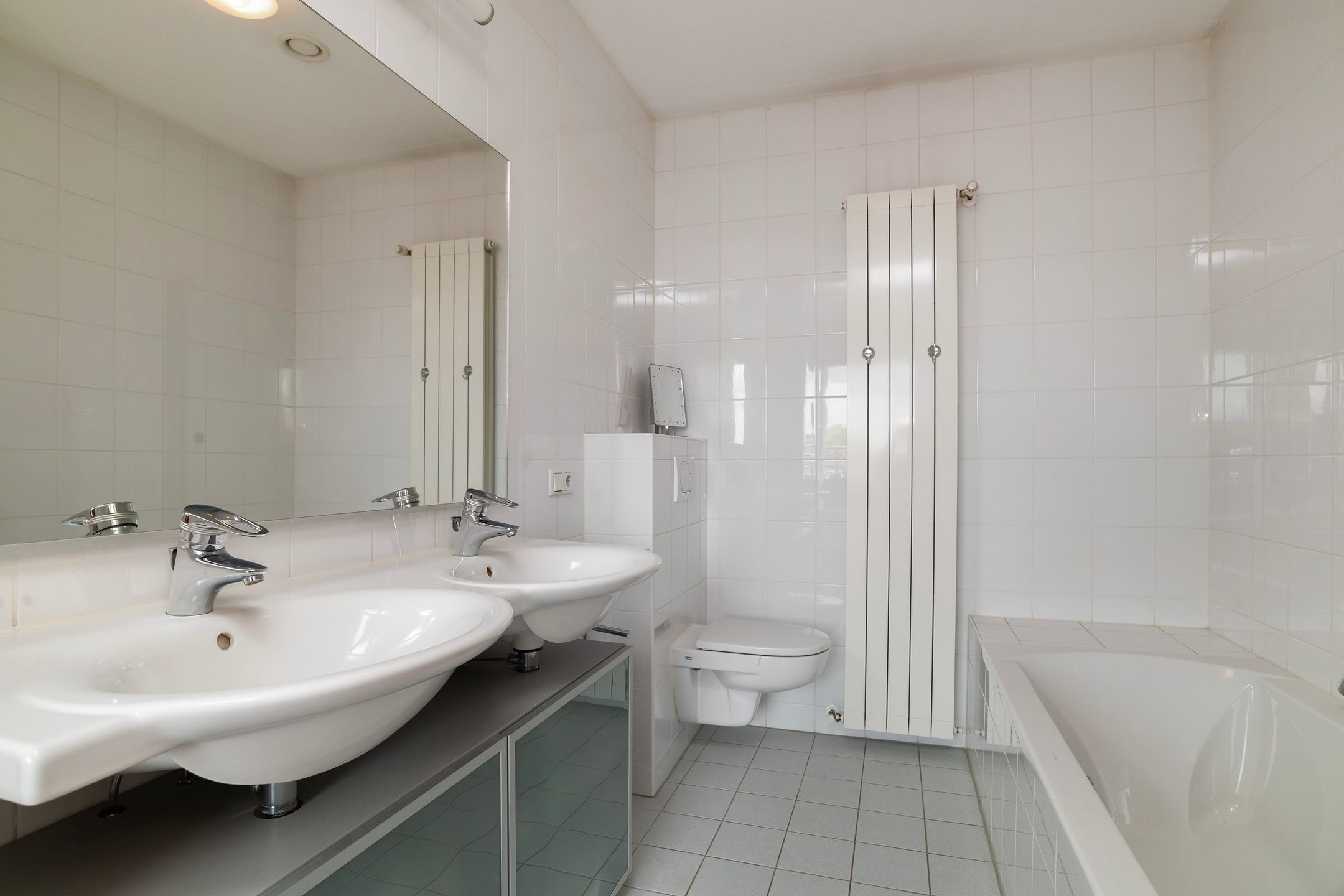 Spacious Top-Floor Apartment with Rooftop Terrace in City Center — 30
