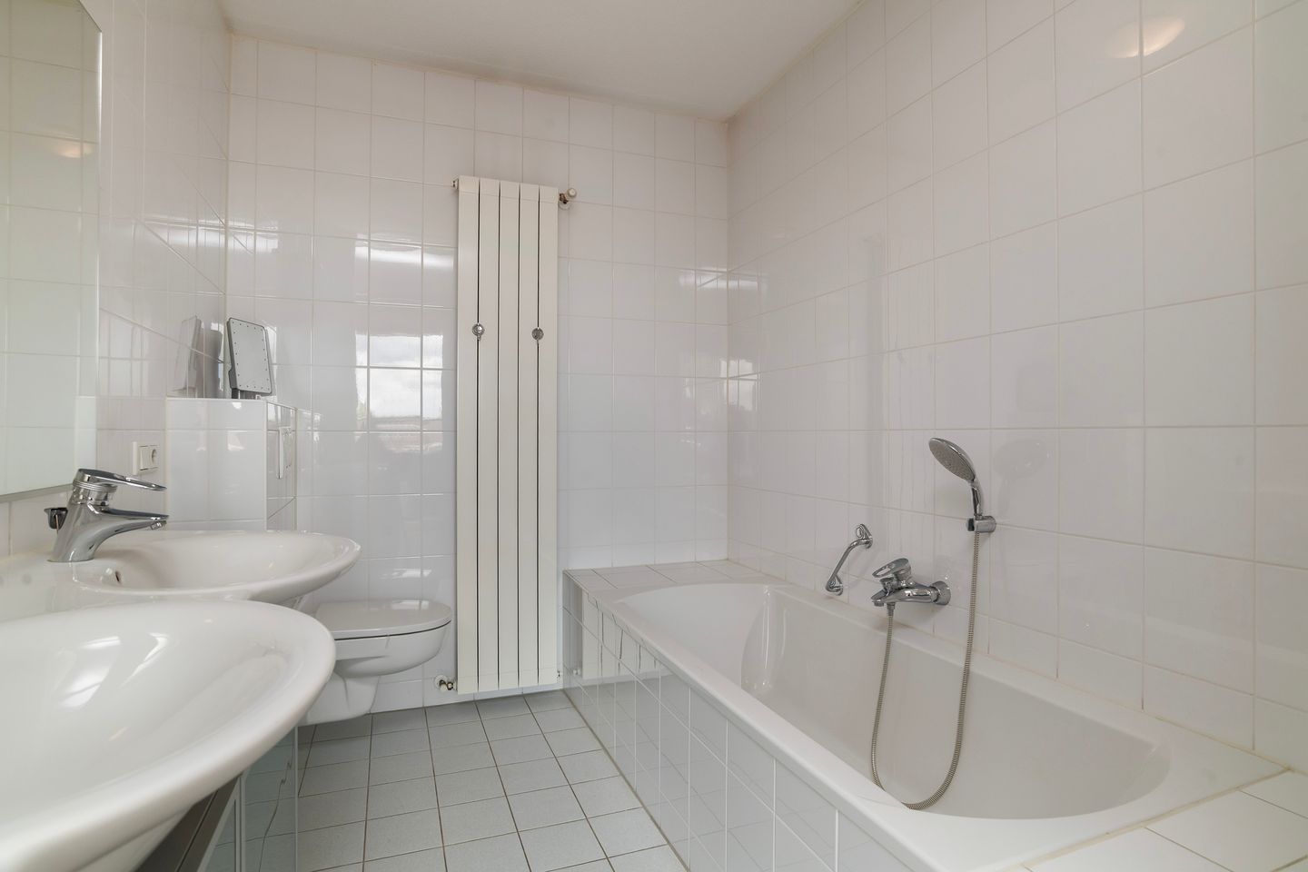 Spacious Top-Floor Apartment with Rooftop Terrace in City Center — 29