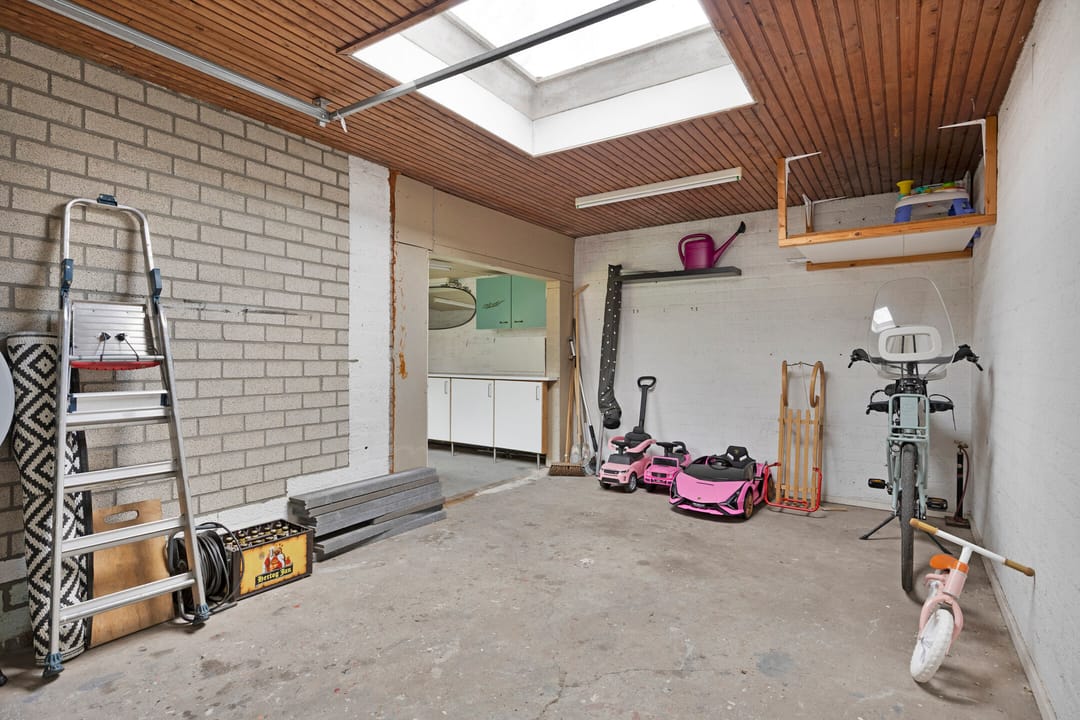 Spacious Corner Home with Garage in Family-Friendly Helmond — 47
