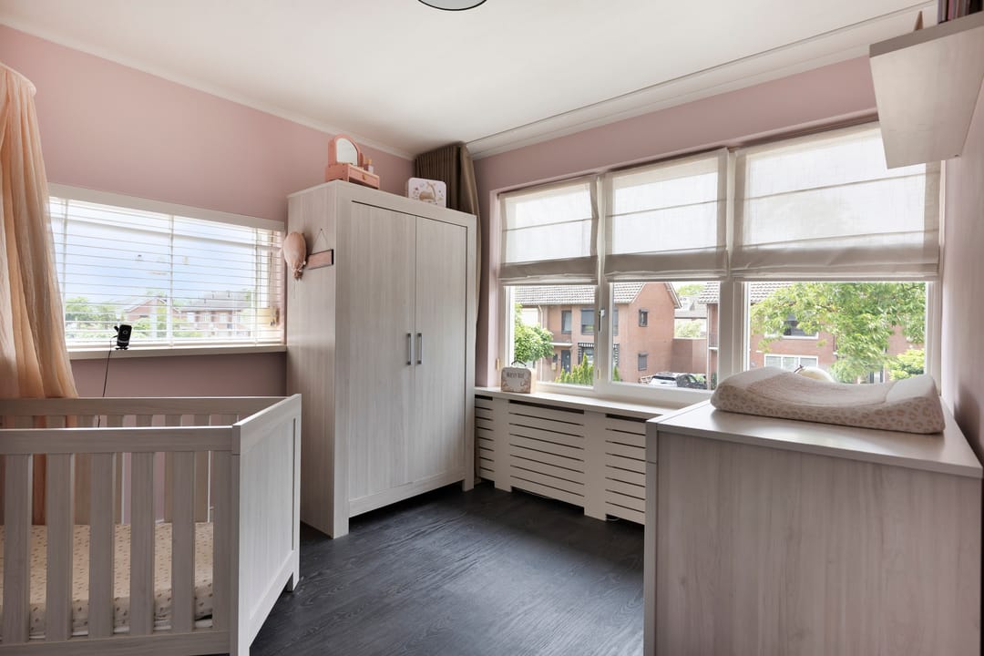 Spacious Corner Home with Garage in Family-Friendly Helmond — 32