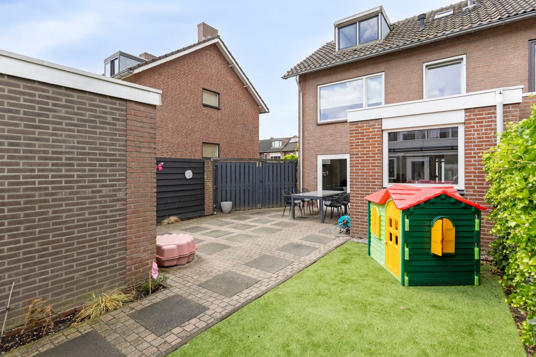 Spacious Corner Home with Garage in Family-Friendly Helmond — 43