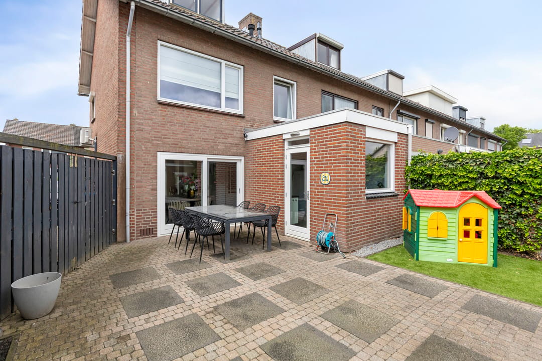 Spacious Corner Home with Garage in Family-Friendly Helmond — 41