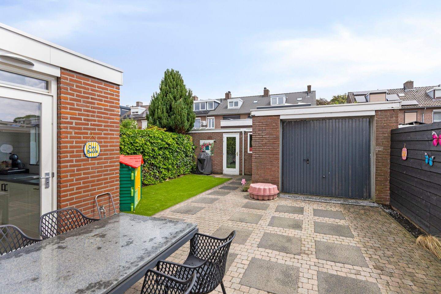Spacious Corner Home with Garage in Family-Friendly Helmond — 40