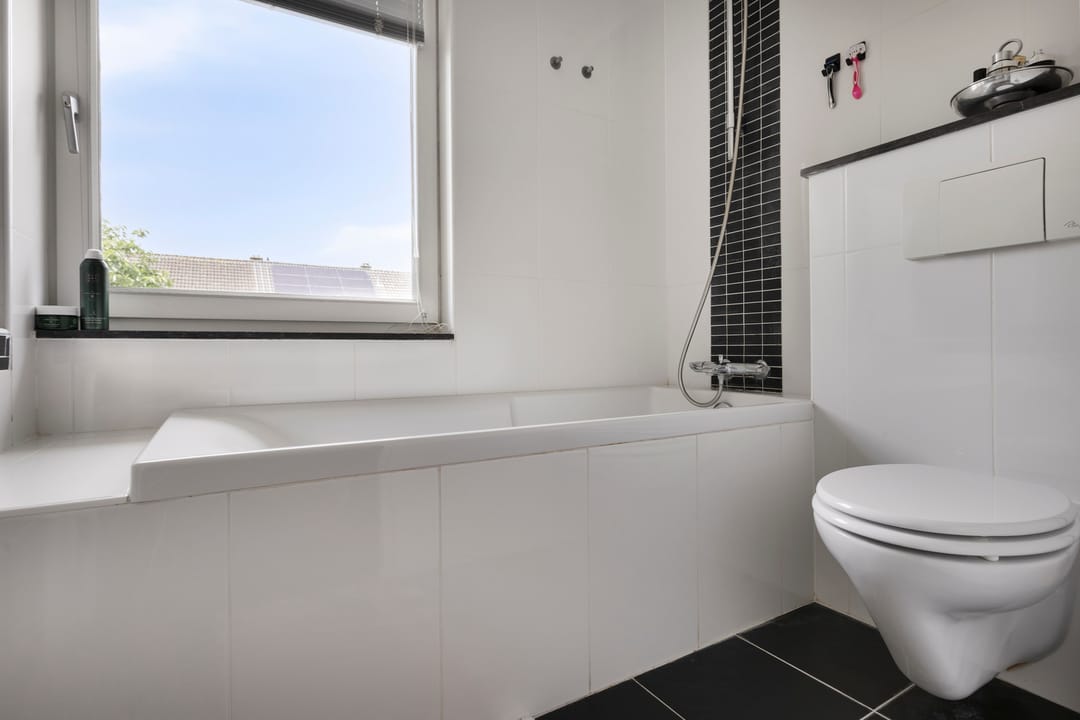 Spacious Corner Home with Garage in Family-Friendly Helmond — 31