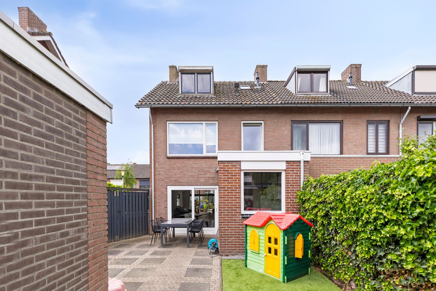 Spacious Corner Home with Garage in Family-Friendly Helmond — 44