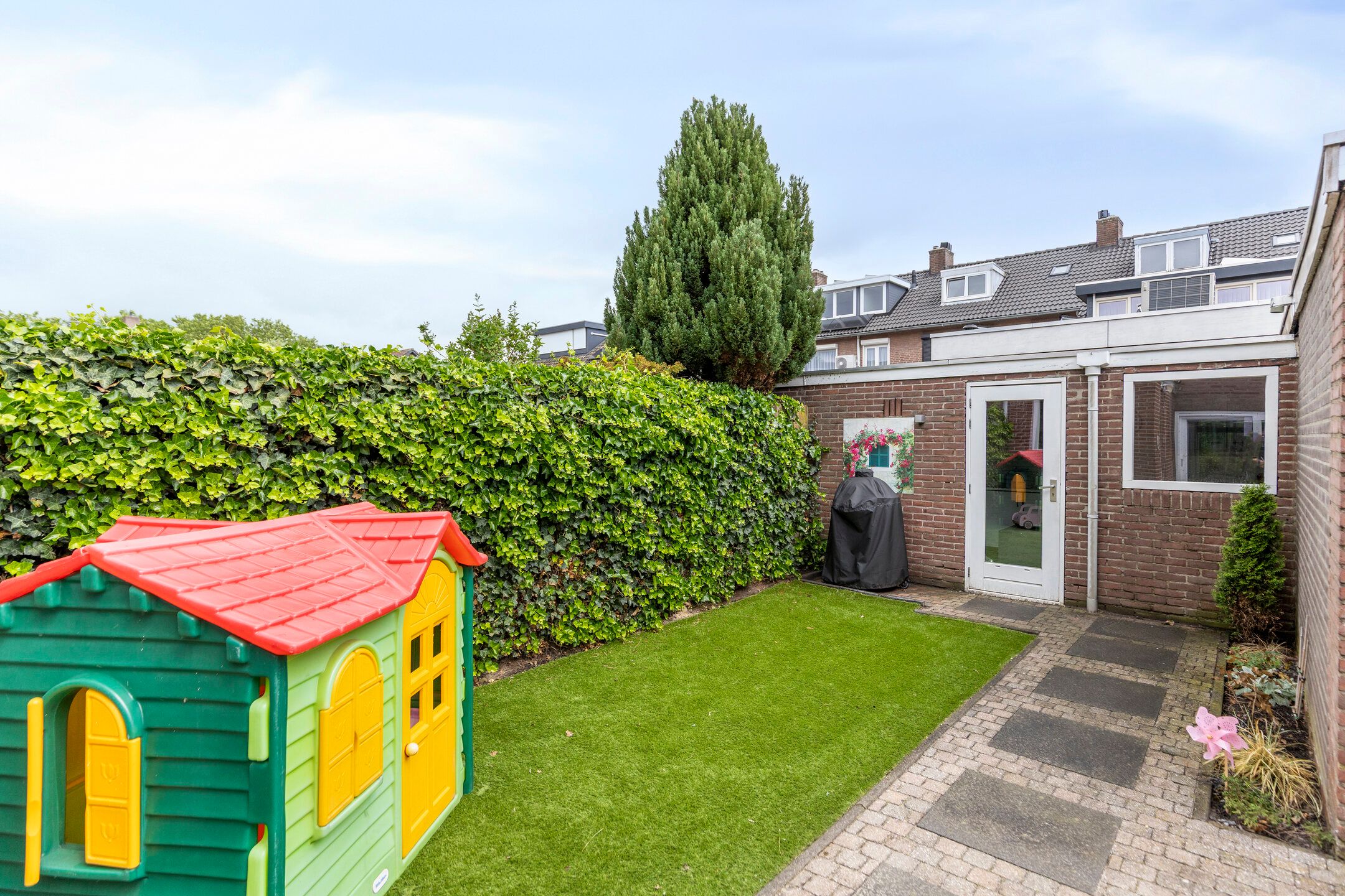 Spacious Corner Home with Garage in Family-Friendly Helmond — 42