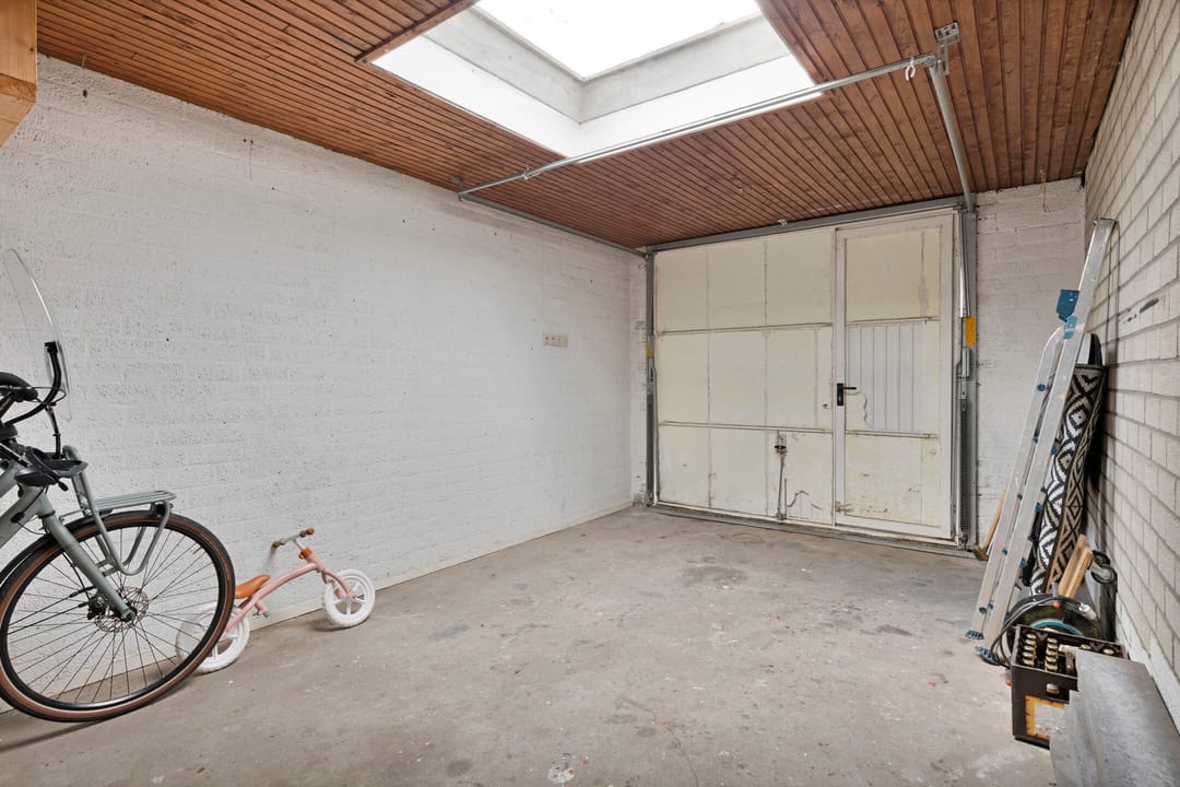 Spacious Corner Home with Garage in Family-Friendly Helmond — 46