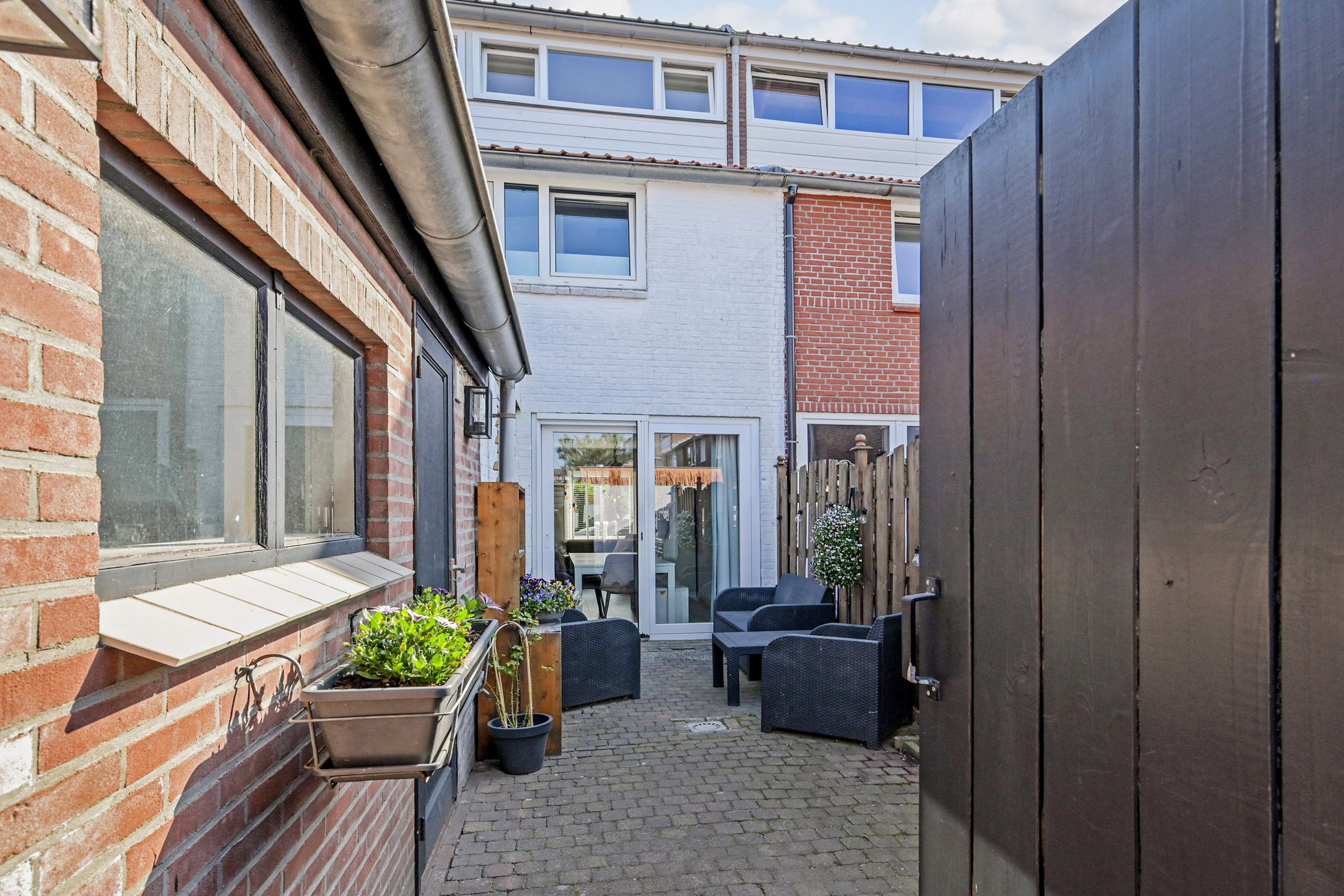 Charming Family Home with Four Bedrooms in Popular Oranjekwartier, Voorburg — 15