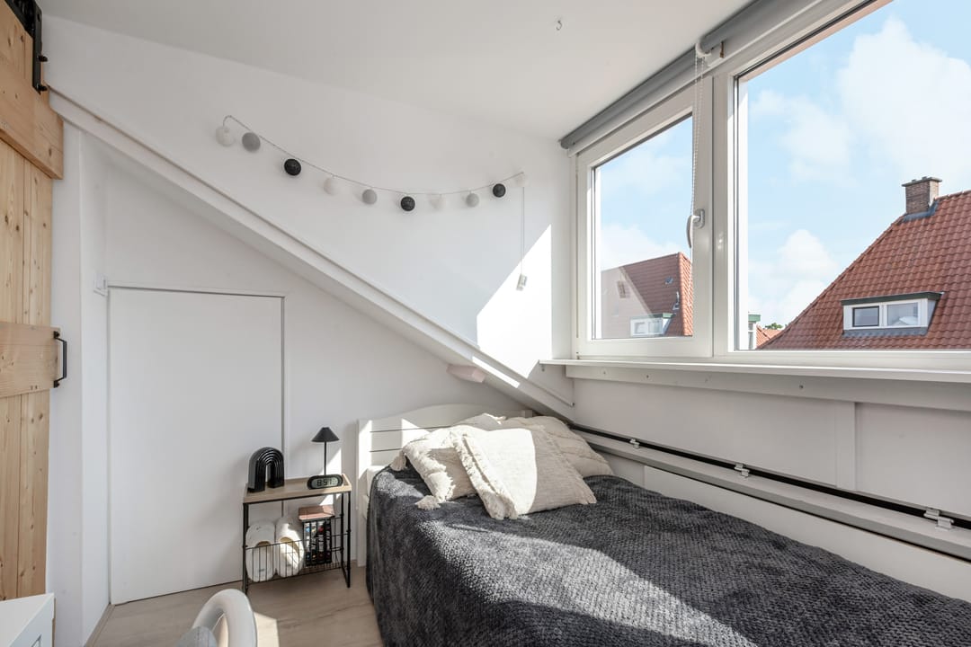 Charming Family Home with Four Bedrooms in Popular Oranjekwartier, Voorburg — 37