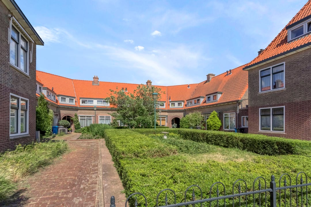 Charming Family Home with Four Bedrooms in Popular Oranjekwartier, Voorburg — 43