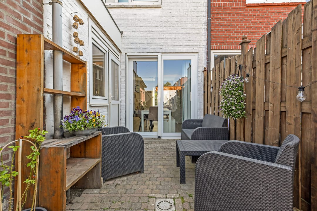 Charming Family Home with Four Bedrooms in Popular Oranjekwartier, Voorburg — 16
