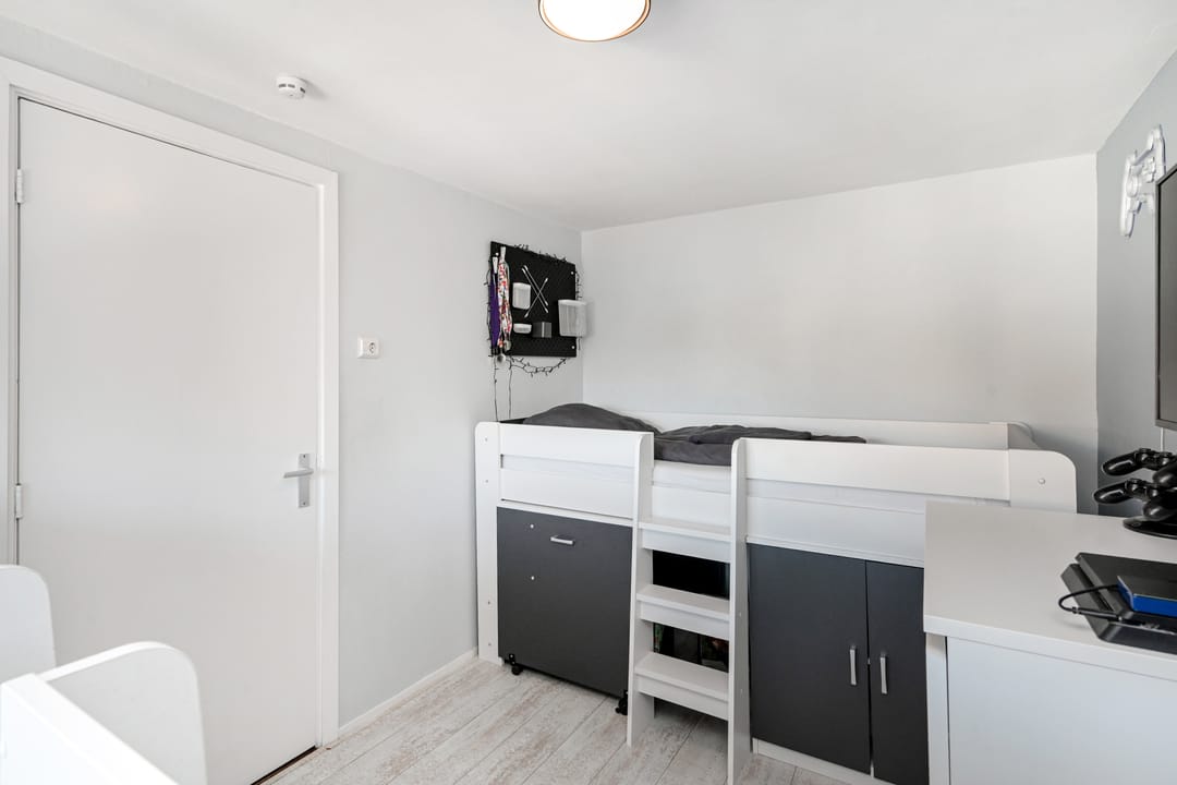 Charming Family Home with Four Bedrooms in Popular Oranjekwartier, Voorburg — 23