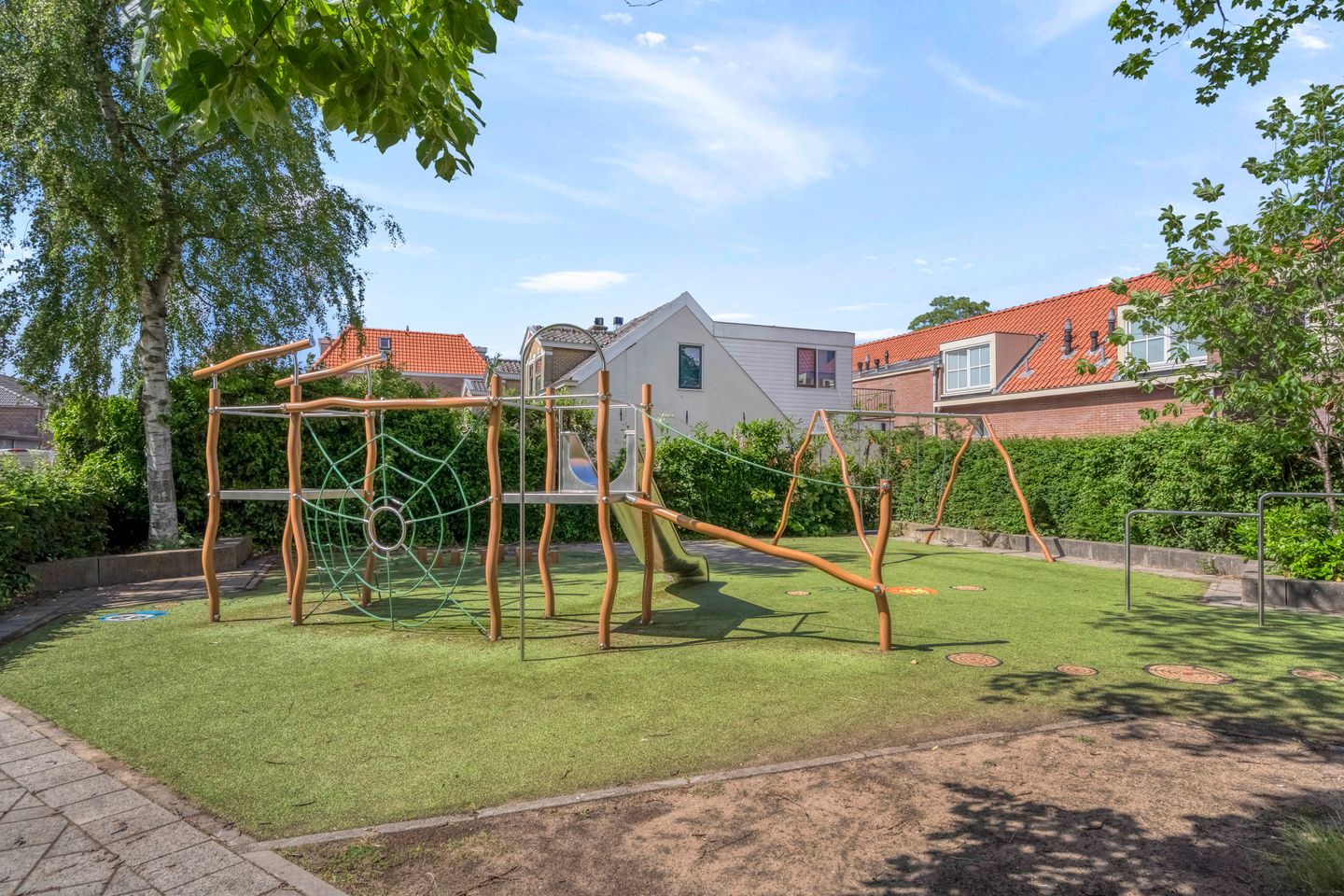 Charming Family Home with Four Bedrooms in Popular Oranjekwartier, Voorburg — 44