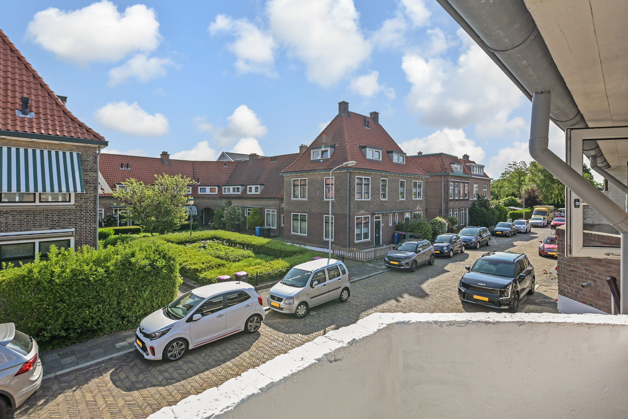 Charming Family Home with Four Bedrooms in Popular Oranjekwartier, Voorburg — 27