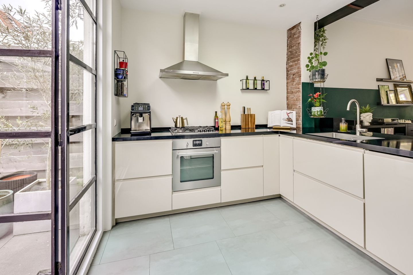Charming 4-Room Terraced House with Sunny Garden in Lombok, Utrecht — 19