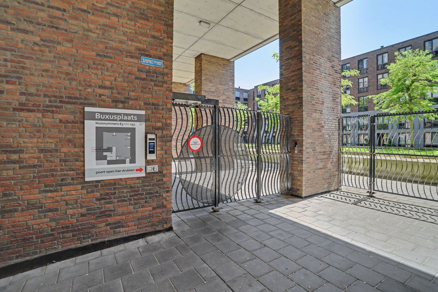 Spacious Apartment with Private Parking in Central Tilburg — 29