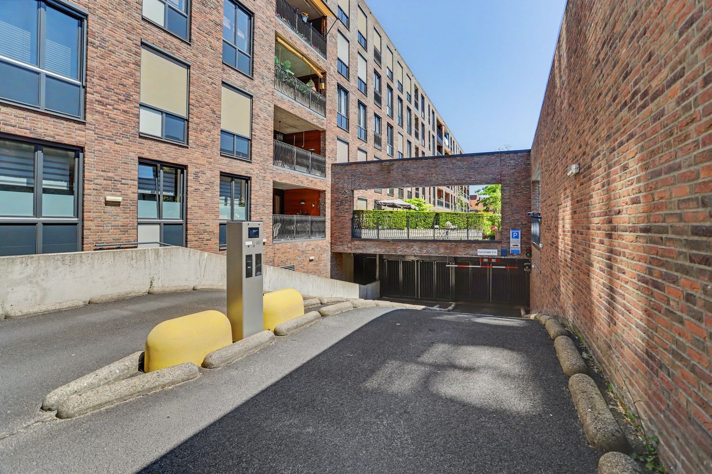 Spacious Apartment with Private Parking in Central Tilburg — 35