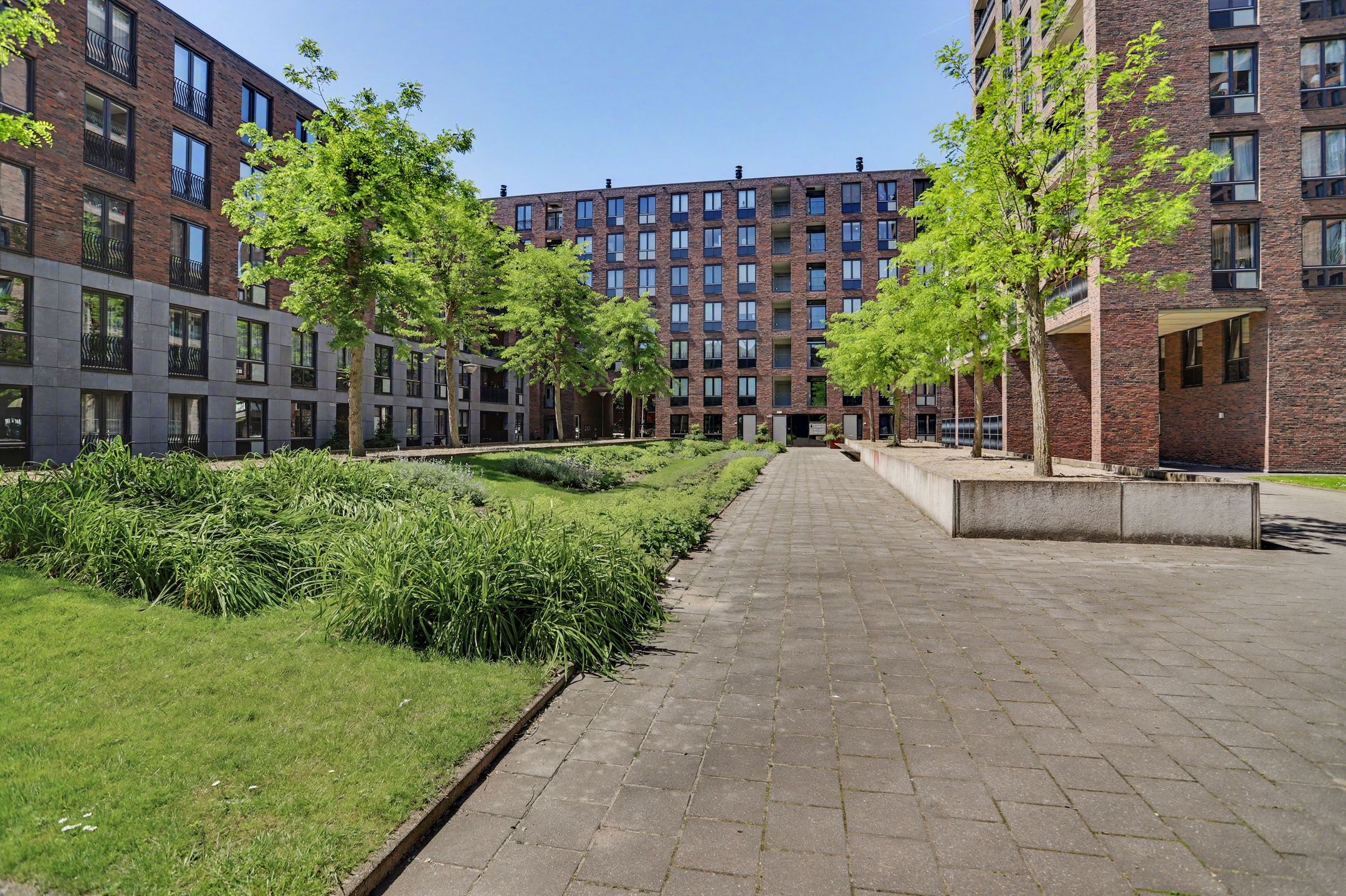 Spacious Apartment with Private Parking in Central Tilburg — 30
