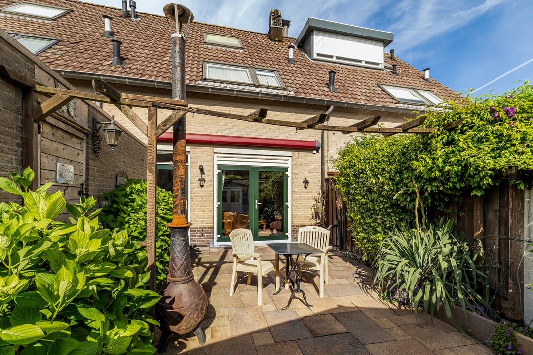 Spacious Family Home with Four Bedrooms in Popular Molenvliet Neighborhood — 32