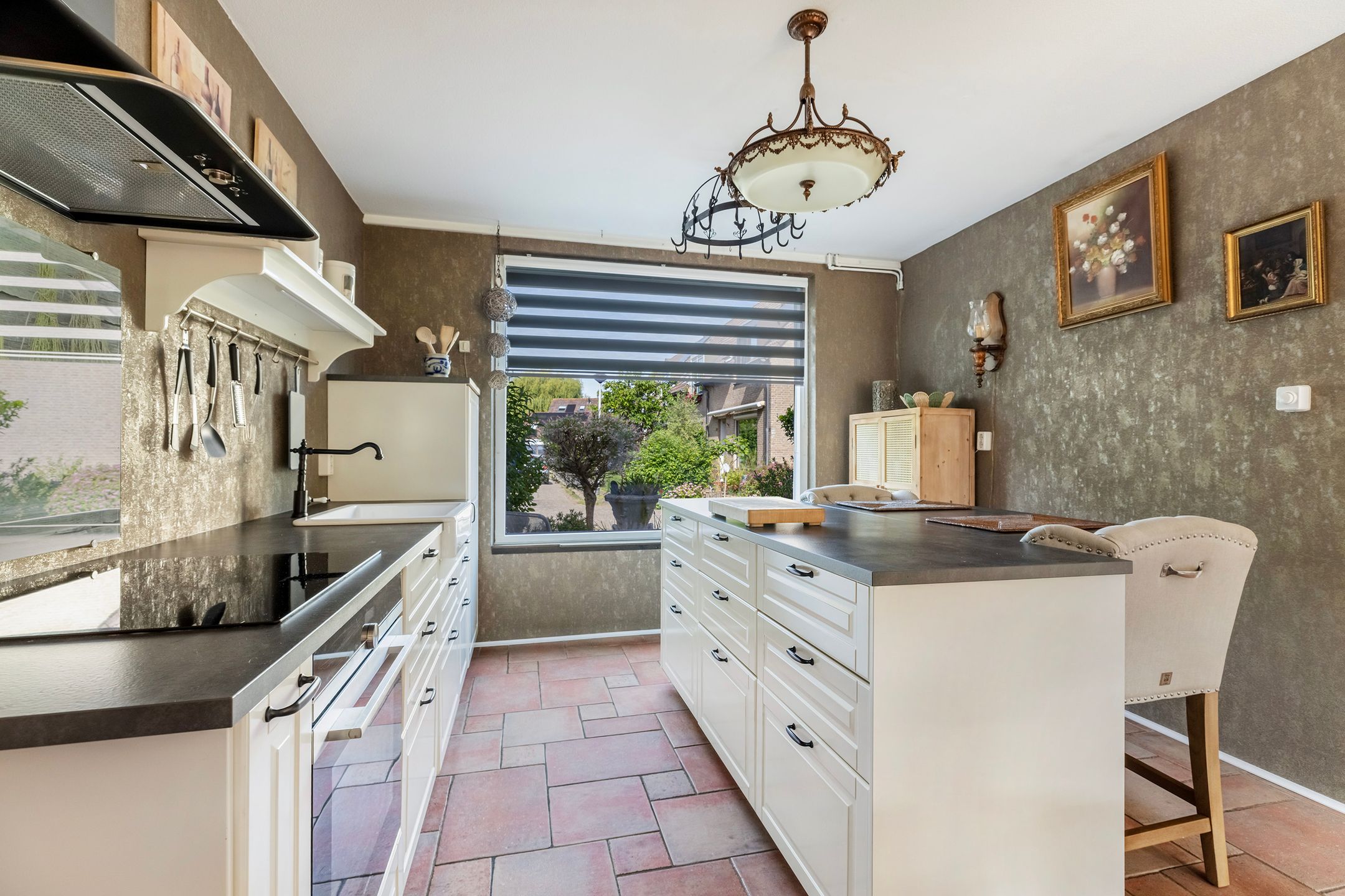 Spacious Family Home with Four Bedrooms in Popular Molenvliet Neighborhood — 12