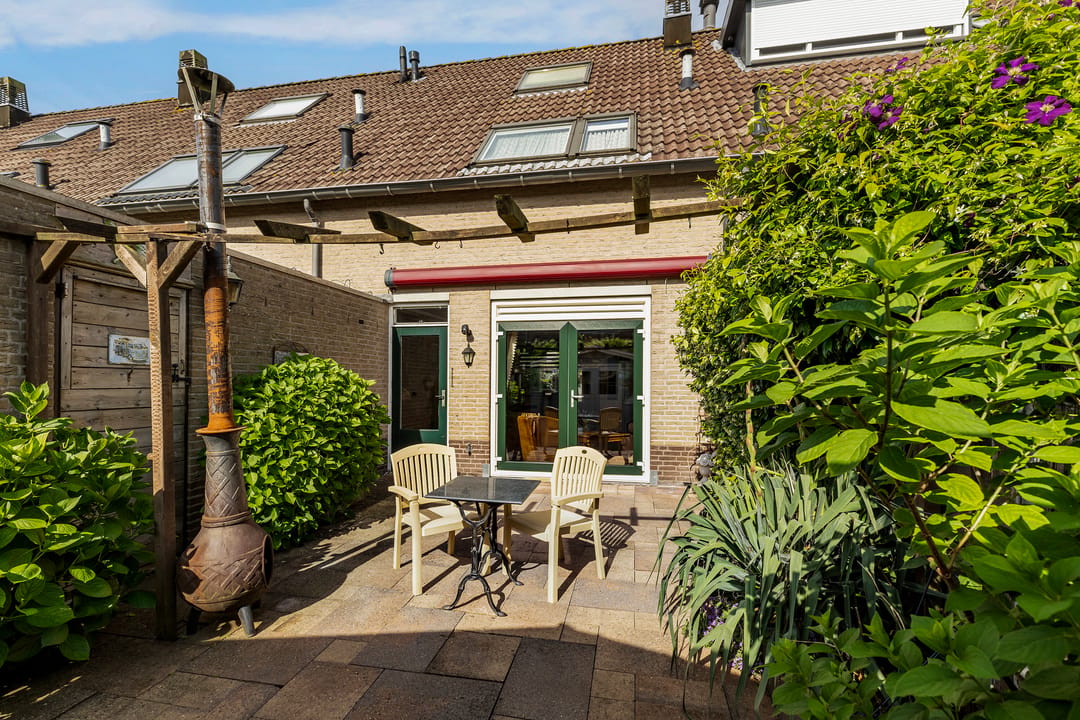 Spacious Family Home with Four Bedrooms in Popular Molenvliet Neighborhood — 31