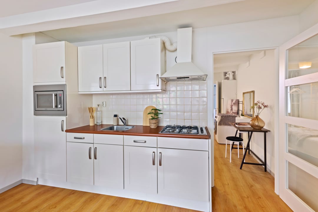 Characteristic Canal Apartment with Oude Kerk Views in Historic Amsterdam Center — 8