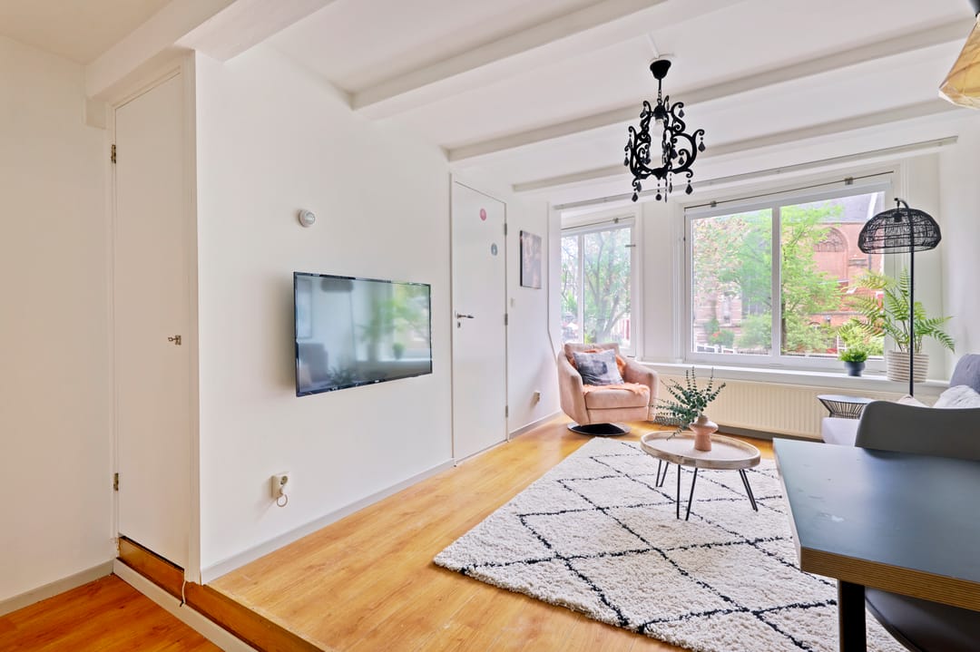 Characteristic Canal Apartment with Oude Kerk Views in Historic Amsterdam Center — 7