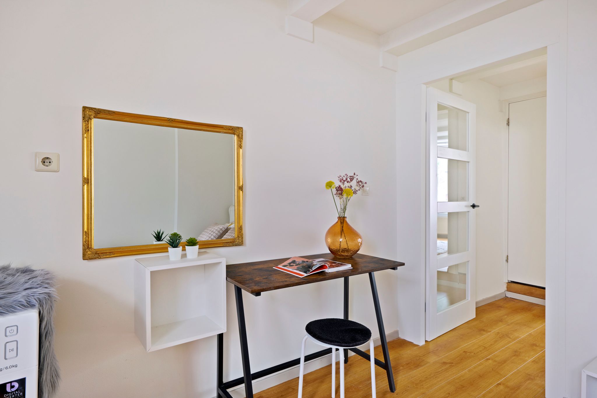 Characteristic Canal Apartment with Oude Kerk Views in Historic Amsterdam Center — 12