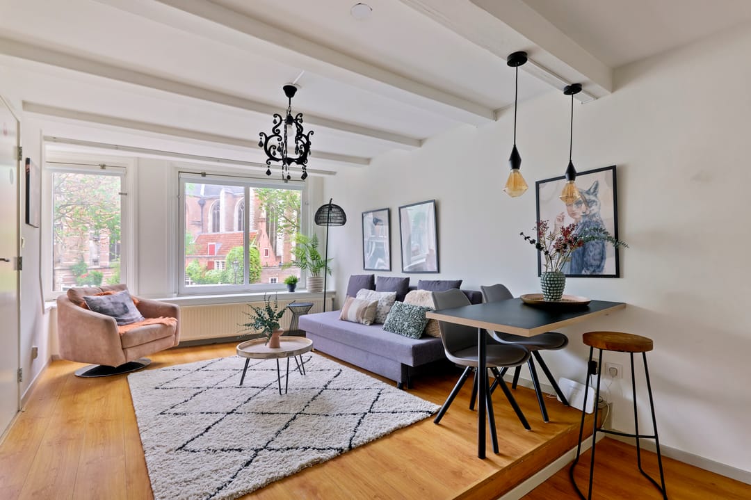 Appartement caractéristique au bord du canal avec vue sur l'Oude Kerk dans le centre historique d'Amsterdam