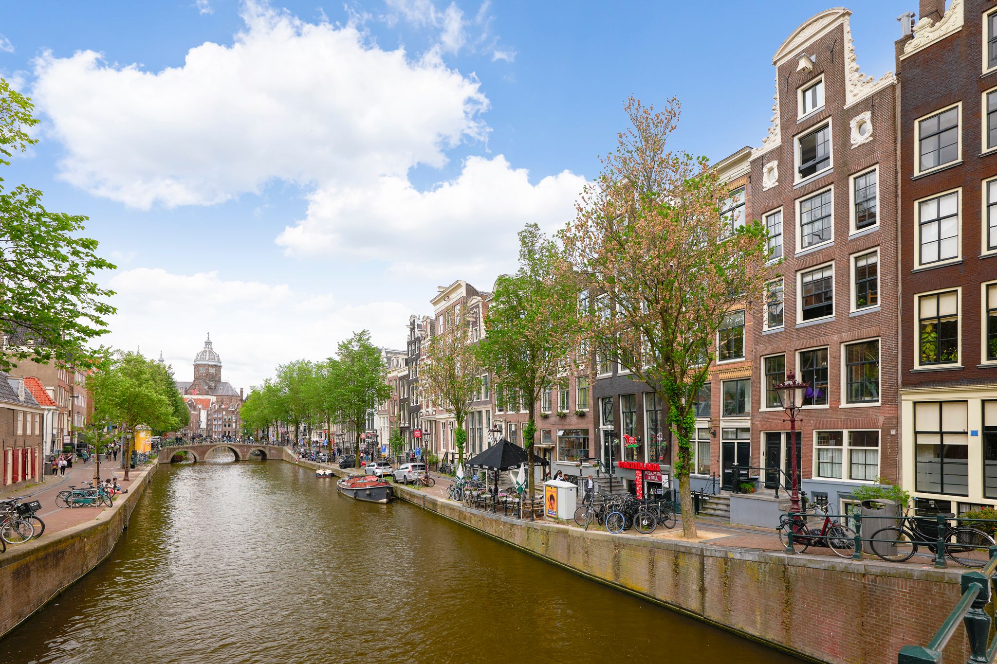 Characteristic Canal Apartment with Oude Kerk Views in Historic Amsterdam Center — 15