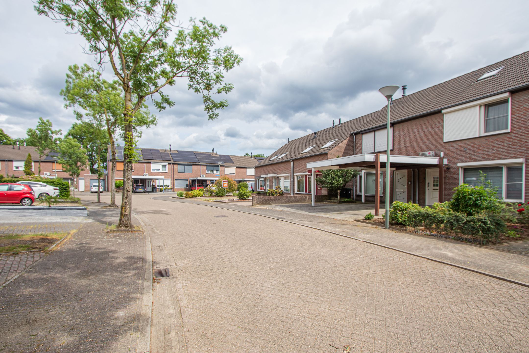 Well-Maintained Terraced Family Home with Sunny Garden in Popular Hoogvonderen — 27