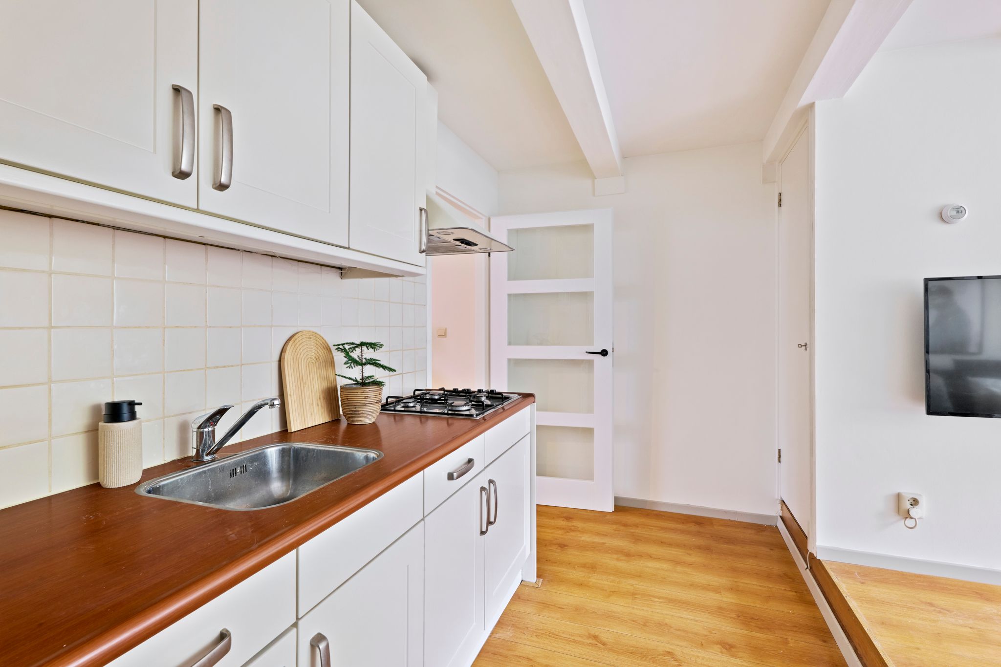 Characteristic Canal Apartment with Oude Kerk Views in Historic Amsterdam Center — 9