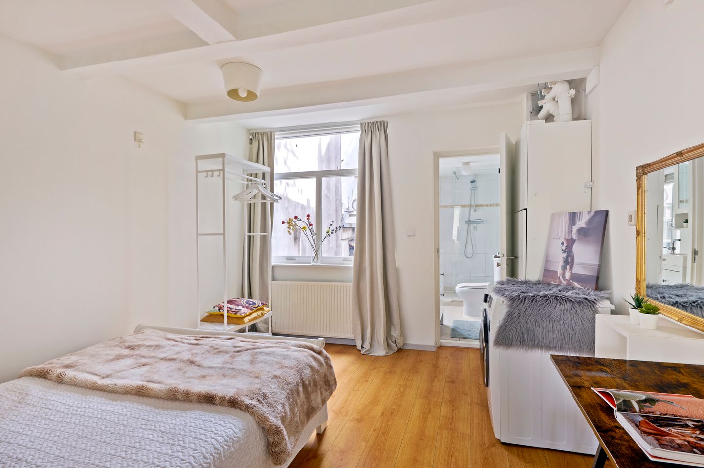 Characteristic Canal Apartment with Oude Kerk Views in Historic Amsterdam Center — 10