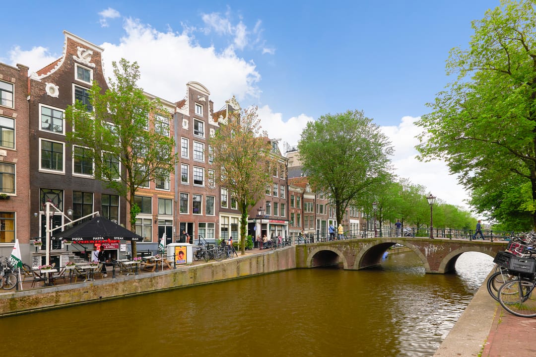 Characteristic Canal Apartment with Oude Kerk Views in Historic Amsterdam Center — 17
