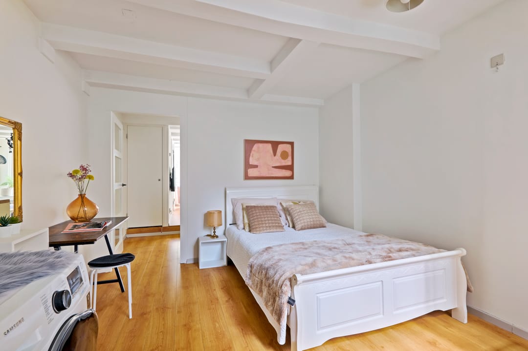 Characteristic Canal Apartment with Oude Kerk Views in Historic Amsterdam Center — 11