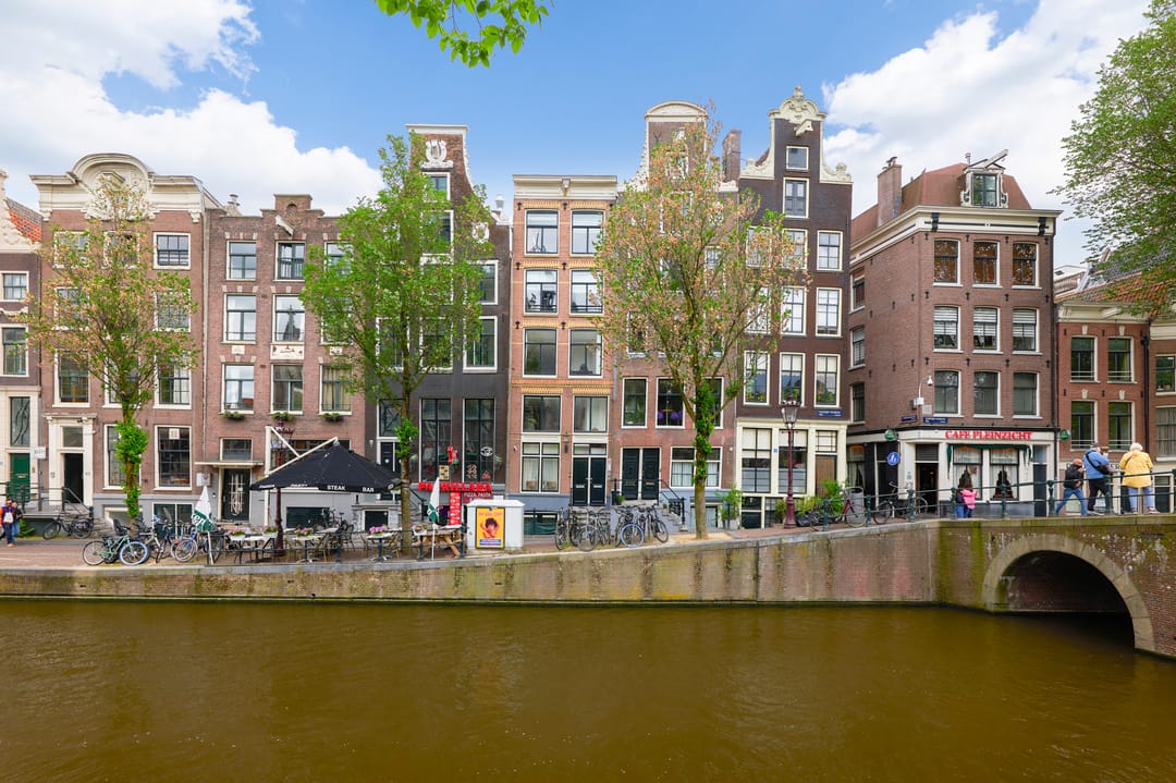 Characteristic Canal Apartment with Oude Kerk Views in Historic Amsterdam Center — 16