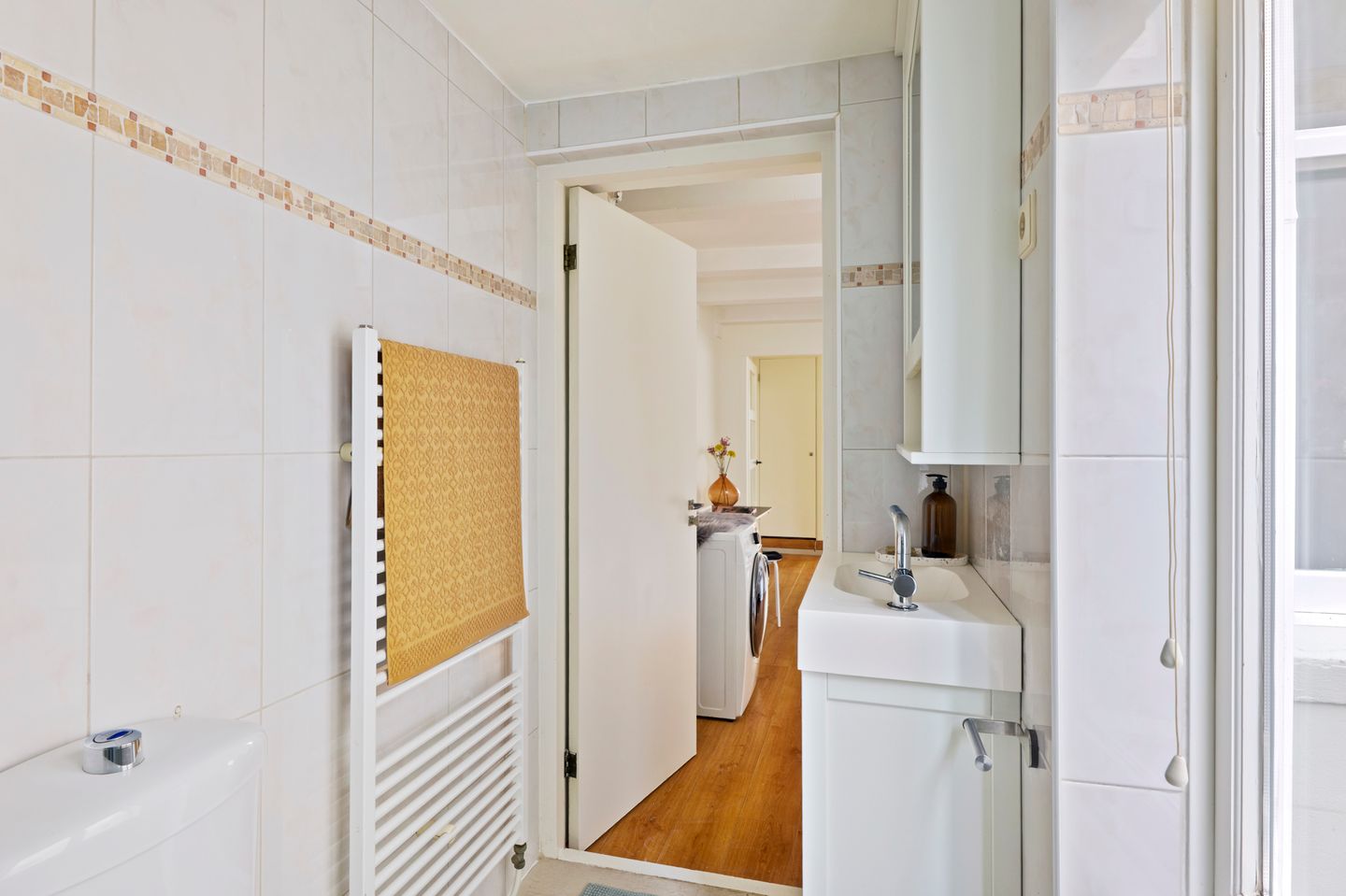 Characteristic Canal Apartment with Oude Kerk Views in Historic Amsterdam Center — 14