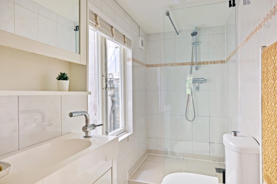 Characteristic Canal Apartment with Oude Kerk Views in Historic Amsterdam Center — 13