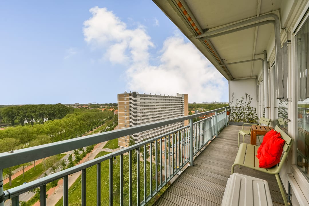 Bright 11th Floor Apartment with Panoramic Sloterplas Views and Spacious West-Facing Balcony — 8