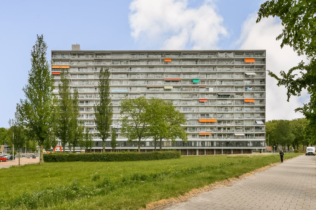Appartement lumineux au 11ème étage avec vue panoramique sur le Sloterplas et spacieux balcon orienté à l'ouest