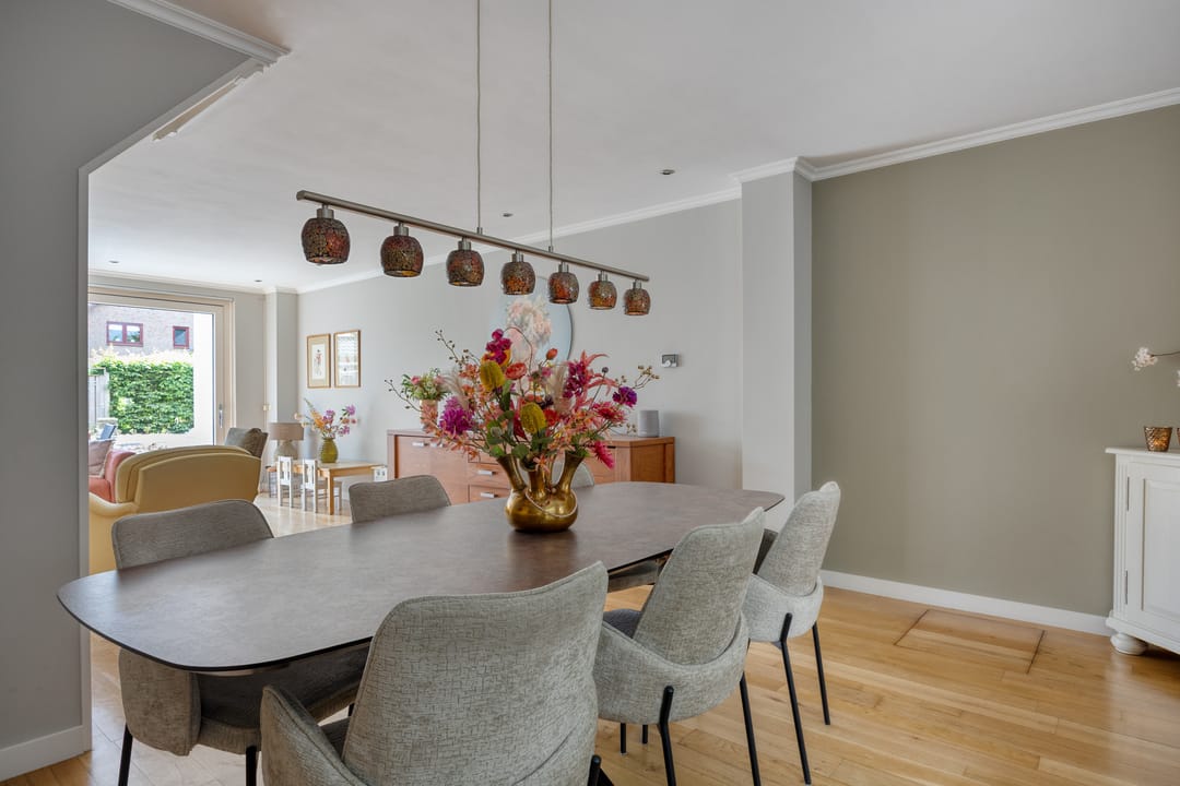 Spacious Energy Label A Terraced Home with Solar Panels and Private Parking — 13
