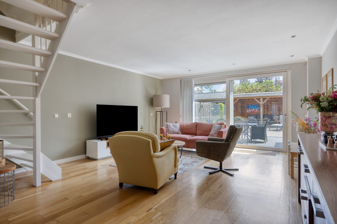 Spacious Energy Label A Terraced Home with Solar Panels and Private Parking — 8