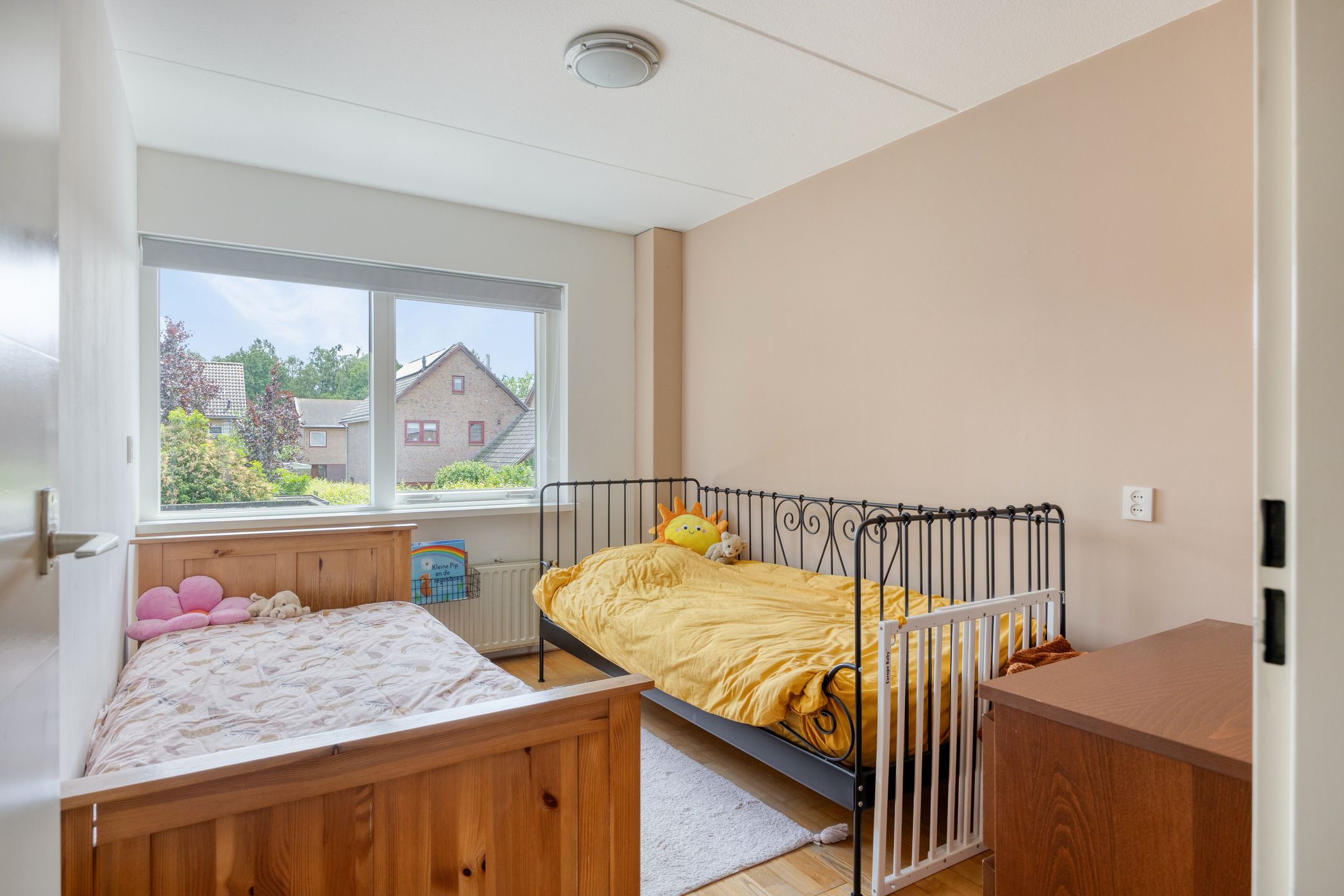 Spacious Energy Label A Terraced Home with Solar Panels and Private Parking — 24