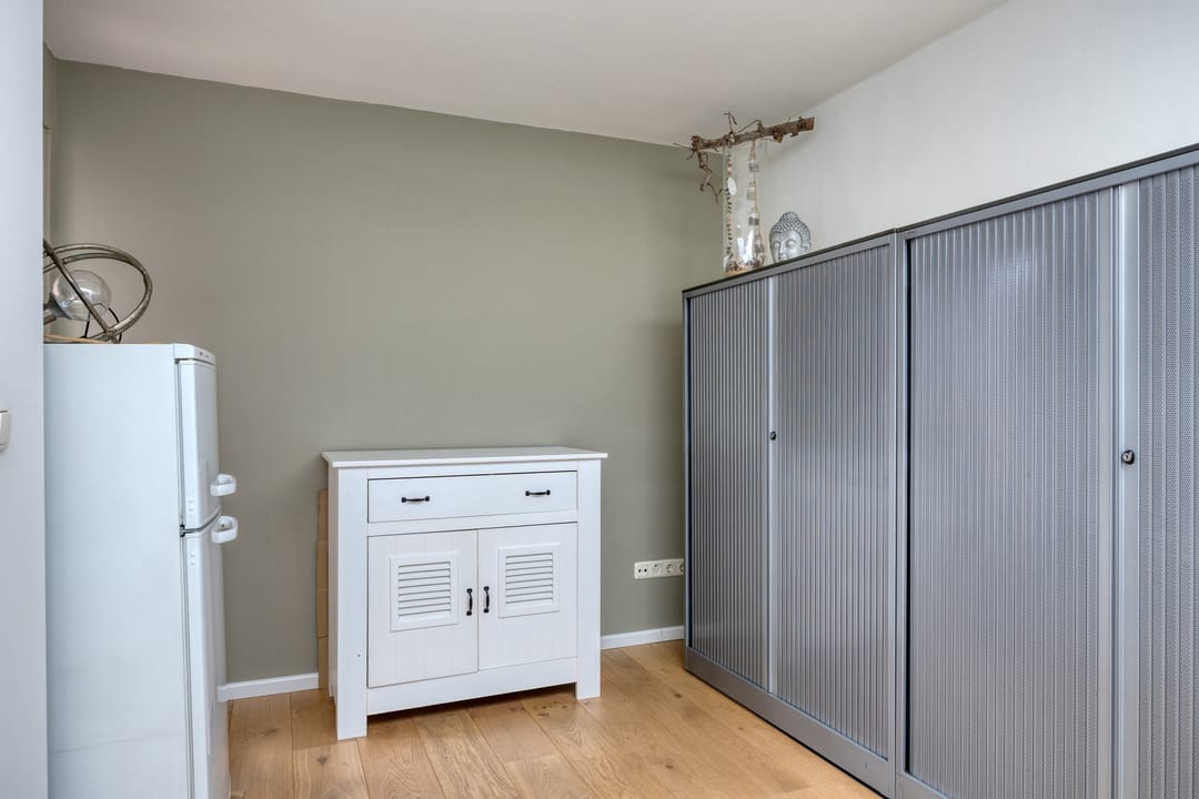 Spacious Energy Label A Terraced Home with Solar Panels and Private Parking — 16