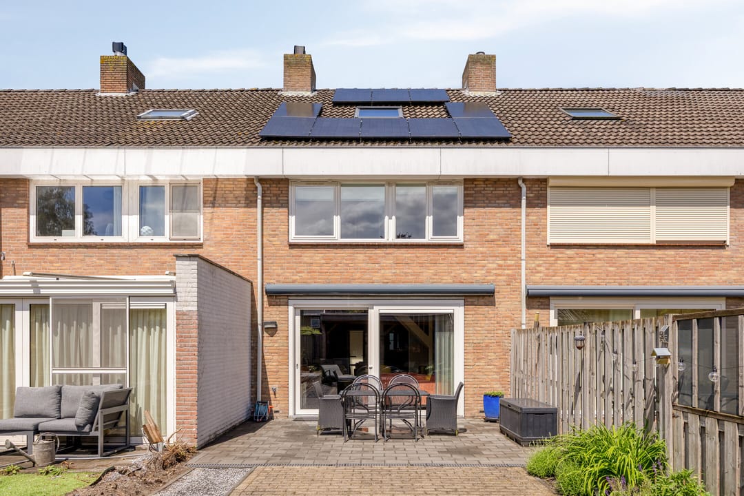 Spacious Energy Label A Terraced Home with Solar Panels and Private Parking — 32