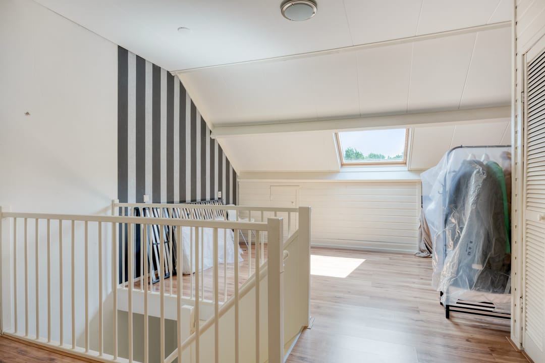 Spacious Energy Label A Terraced Home with Solar Panels and Private Parking — 28
