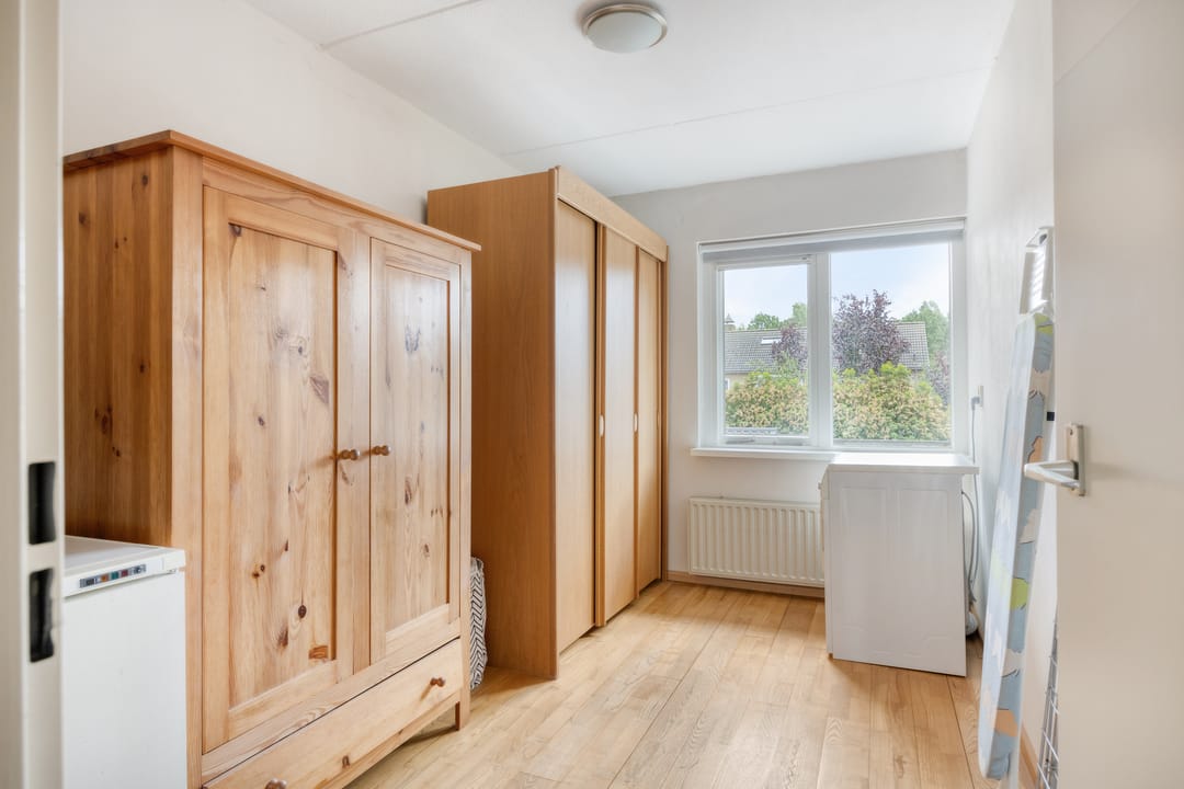 Spacious Energy Label A Terraced Home with Solar Panels and Private Parking — 26
