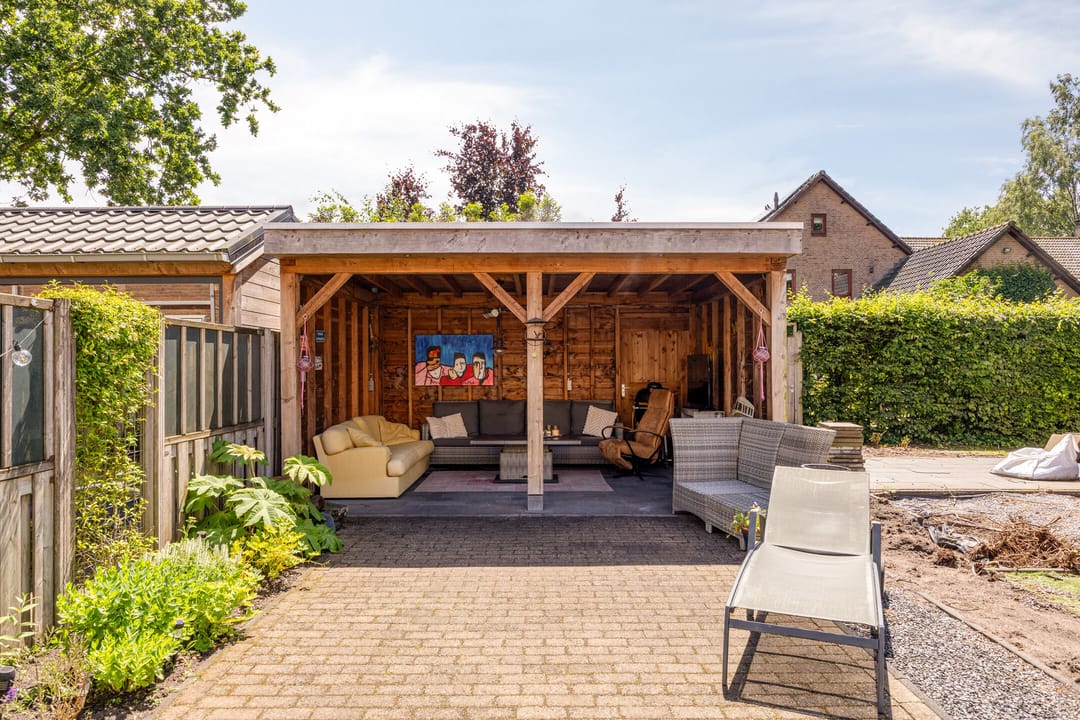 Spacious Energy Label A Terraced Home with Solar Panels and Private Parking — 31