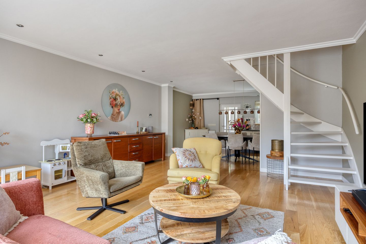 Spacious Energy Label A Terraced Home with Solar Panels and Private Parking — 10