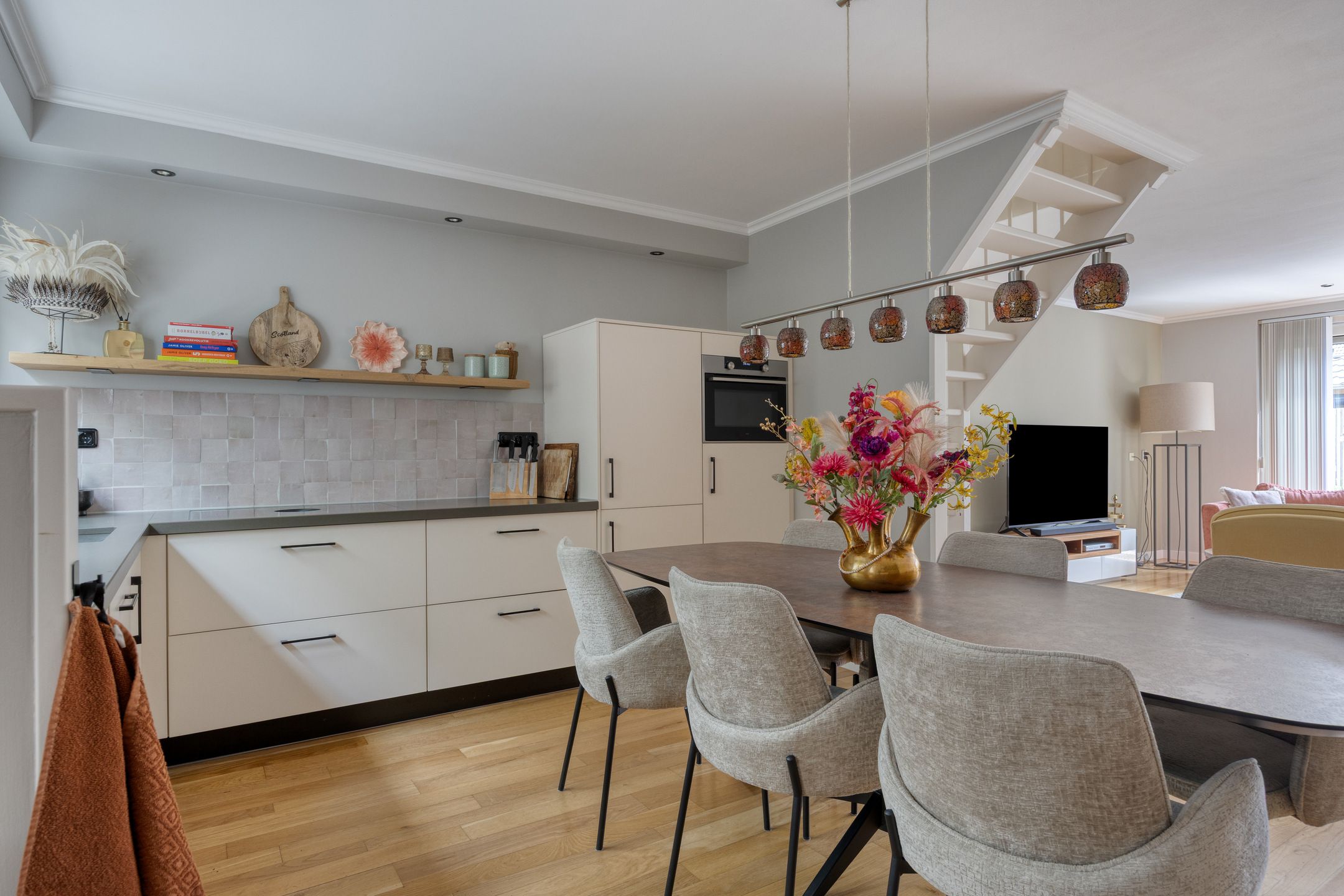 Spacious Energy Label A Terraced Home with Solar Panels and Private Parking — 12